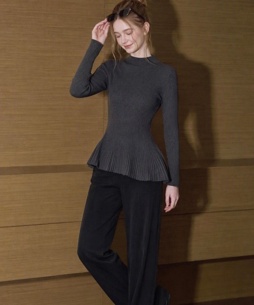 ADDITION STORE(アディションストア)の「アシンメ ペプラムライン モックネック ロングスリーブニット(ニット/セーター・レディース・ライトベージュ/ダークグレー・FREE)」の4枚目の写真