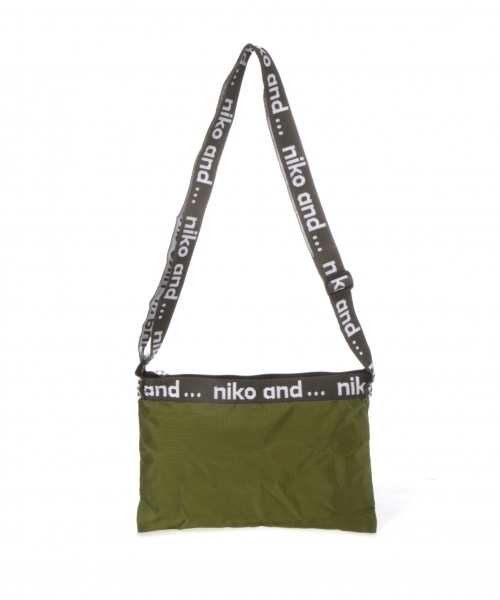 niko and...（ニコアンド）の「オリジナルテープロゴサコッシュ（ショルダーバッグ・レディース・レッド/ブルー/パープル/ネイビー/ライトイエロー/その他1/セージグリーン/ピンク/ブラック/カーキ/ライラック・0）」の3枚目の写真