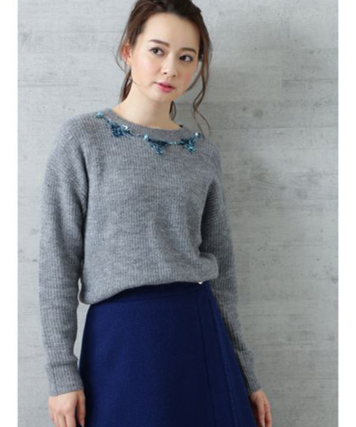 NATURAL BEAUTY BASIC（ナチュラルビューティーベーシック）の「スパンコールネックニット（ニット/セーター・レディース・グレー/ネイビー/ベージュ・MEDIUM）」の2枚目の写真
