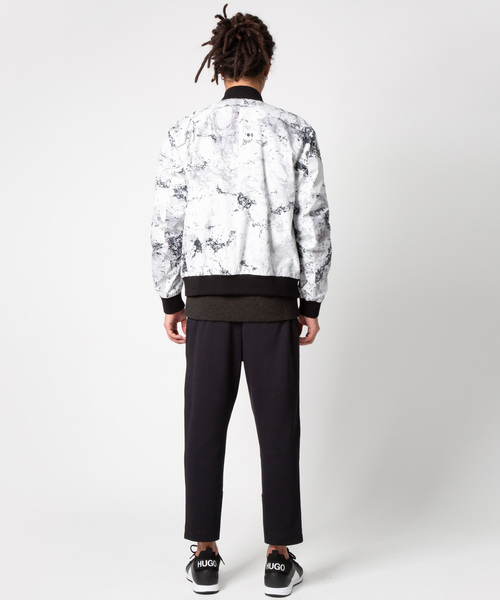HUGO（ヒューゴ）の「ボンバー ジャケット イン ア カモフラージュプリント（MA-1・メンズ・ホワイト系その他・S/M/L/XL/XS/XXL）」の6枚目の写真