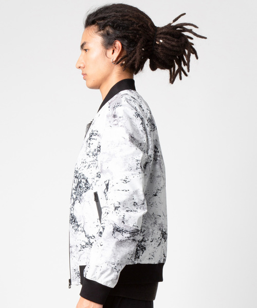 HUGO（ヒューゴ）の「ボンバー ジャケット イン ア カモフラージュプリント（MA-1・メンズ・ホワイト系その他・S/M/L/XL/XS/XXL）」の7枚目の写真