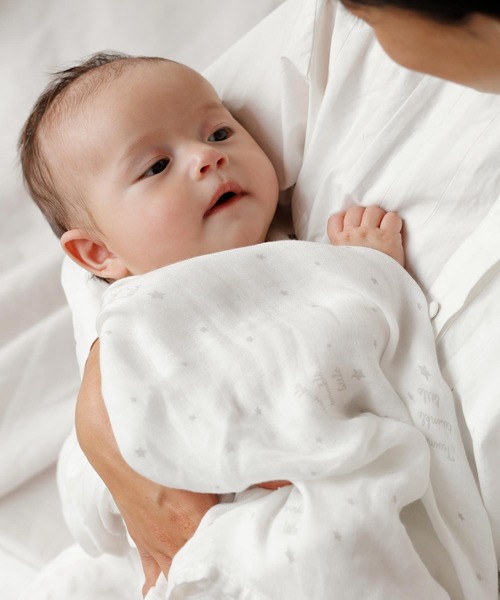 10mois(ディモワ)の「【10mois】 SWADDLE bamboo(スワドルバンブー)(おくるみ・キッズ・ピンク/ライトグレー/ホワイト・FREE)」の2枚目の写真