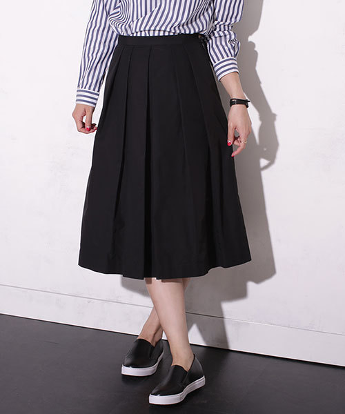 NANO universe(ナノユニバース)の「タックミディフレアスカート(スカート・レディース・ブラック/キャメル/グリーン・FREE)」の1枚目の写真