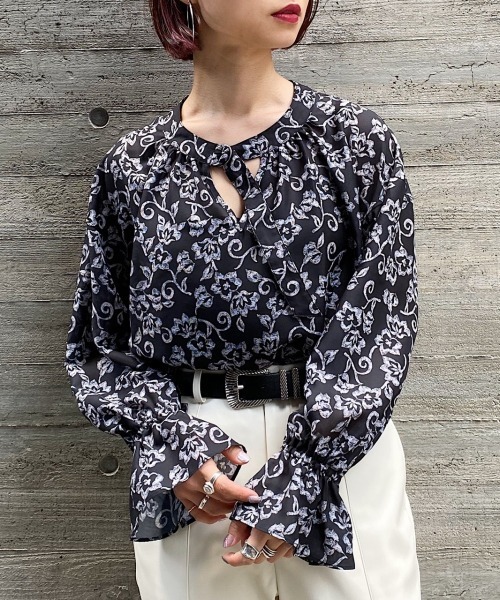 PAGEBOY（ページボーイ）の「モノトーンフラワー2WAYDカンブラウス（シャツ/ブラウス・レディース・ブラック/アイボリー・FREE）」の2枚目の写真