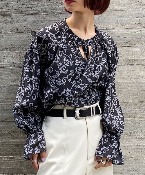 PAGEBOY（ページボーイ）の「モノトーンフラワー2WAYDカンブラウス（シャツ/ブラウス・レディース・ブラック/アイボリー・FREE）」の4枚目の写真