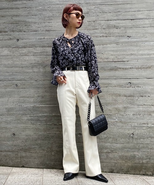 PAGEBOY（ページボーイ）の「モノトーンフラワー2WAYDカンブラウス（シャツ/ブラウス・レディース・ブラック/アイボリー・FREE）」の6枚目の写真