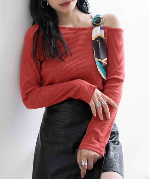 Newlyme(ニューリーミー)の「スカーフ付きワンショルテレコ長袖トップス(Tシャツ/カットソー・レディース・ホワイト/ブラック/ベージュ/レッド/サックスブルー/ブルー系その他/ブラック×ブラック/ベージュ×ブラック/ホワイト×ブラック・MEDIUM/LARGE/X-LARGE)」の9枚目の写真