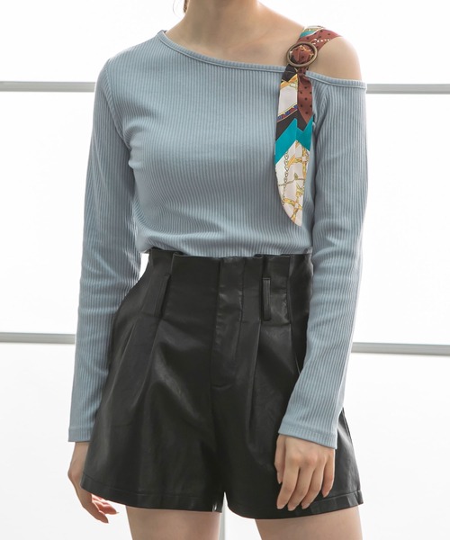 Newlyme(ニューリーミー)の「スカーフ付きワンショルテレコ長袖トップス(Tシャツ/カットソー・レディース・ホワイト/ブラック/ベージュ/レッド/サックスブルー/ブルー系その他/ブラック×ブラック/ベージュ×ブラック/ホワイト×ブラック・MEDIUM/LARGE/X-LARGE)」の7枚目の写真