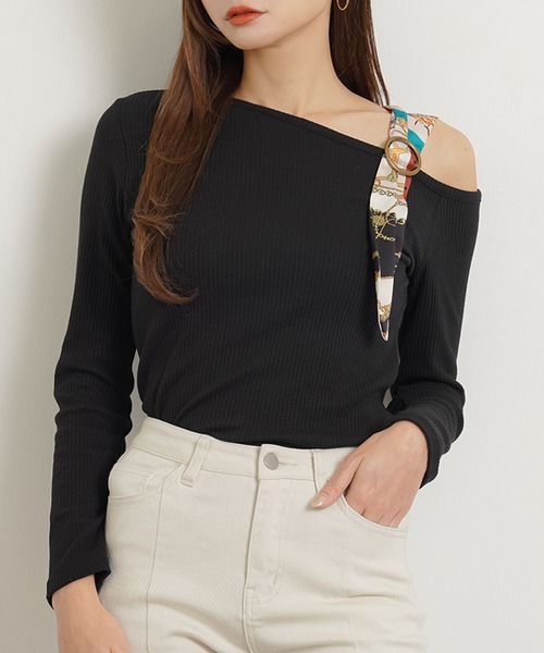 Newlyme(ニューリーミー)の「スカーフ付きワンショルテレコ長袖トップス(Tシャツ/カットソー・レディース・ホワイト/ブラック/ベージュ/レッド/サックスブルー/ブルー系その他/ブラック×ブラック/ベージュ×ブラック/ホワイト×ブラック・MEDIUM/LARGE/X-LARGE)」の4枚目の写真