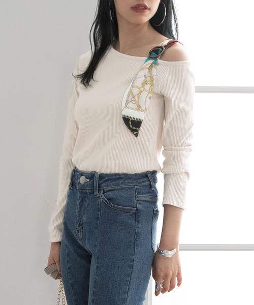 Newlyme(ニューリーミー)の「スカーフ付きワンショルテレコ長袖トップス(Tシャツ/カットソー・レディース・ホワイト/ブラック/ベージュ/レッド/サックスブルー/ブルー系その他/ブラック×ブラック/ベージュ×ブラック/ホワイト×ブラック・MEDIUM/LARGE/X-LARGE)」の10枚目の写真