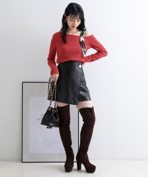 Newlyme(ニューリーミー)の「スカーフ付きワンショルテレコ長袖トップス(Tシャツ/カットソー・レディース・ホワイト/ブラック/ベージュ/レッド/サックスブルー/ブルー系その他/ブラック×ブラック/ベージュ×ブラック/ホワイト×ブラック・MEDIUM/LARGE/X-LARGE)」の13枚目の写真