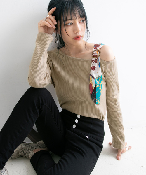 Newlyme(ニューリーミー)の「スカーフ付きワンショルテレコ長袖トップス(Tシャツ/カットソー・レディース・ホワイト/ブラック/ベージュ/レッド/サックスブルー/ブルー系その他/ブラック×ブラック/ベージュ×ブラック/ホワイト×ブラック・MEDIUM/LARGE/X-LARGE)」の16枚目の写真