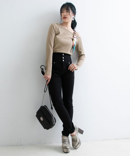 Newlyme(ニューリーミー)の「スカーフ付きワンショルテレコ長袖トップス(Tシャツ/カットソー・レディース・ホワイト/ブラック/ベージュ/レッド/サックスブルー/ブルー系その他/ブラック×ブラック/ベージュ×ブラック/ホワイト×ブラック・MEDIUM/LARGE/X-LARGE)」の17枚目の写真