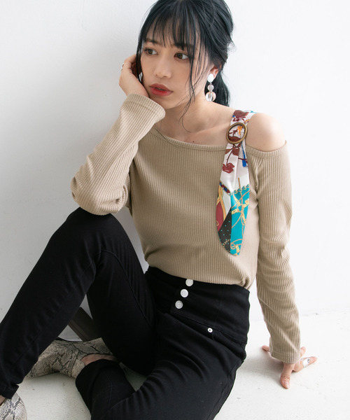 Newlyme(ニューリーミー)の「スカーフ付きワンショルテレコ長袖トップス(Tシャツ/カットソー・レディース・ホワイト/ブラック/ベージュ/レッド/サックスブルー/ブルー系その他/ブラック×ブラック/ベージュ×ブラック/ホワイト×ブラック・MEDIUM/LARGE/X-LARGE)」の18枚目の写真