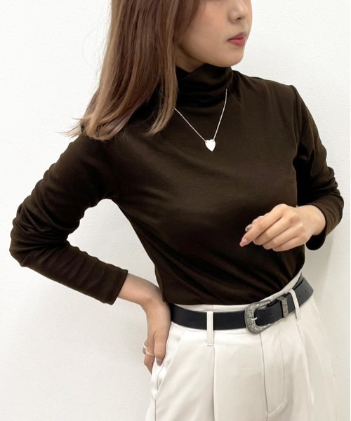 apres jour mignon(アプレジュールミニョン)の「リブタートルインナー【ZOZOTOWN限定アイテム】(Tシャツ/カットソー・レディース・オフホワイト/ブラック/ダークブラウン・フリー/X-LARGE)」の3枚目の写真