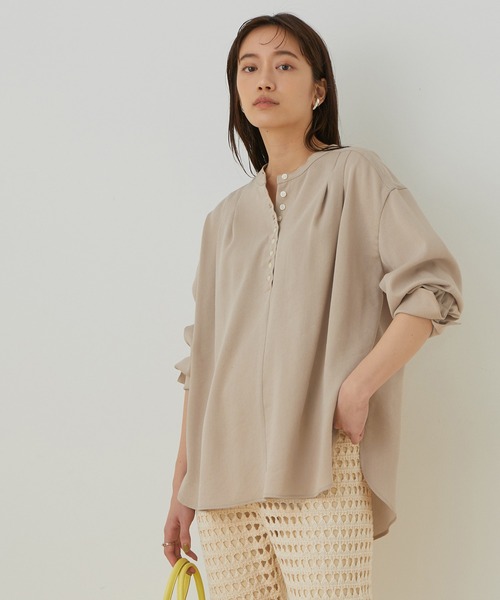 ADAM ET ROPE'(アダムエロペ)の「【アウトレット店舗・WEB限定】フレンチツイルギャザーブラウス(シャツ/ブラウス・レディース・ライトグレー/ベージュ/サックスブルー・FREE)」の1枚目の写真