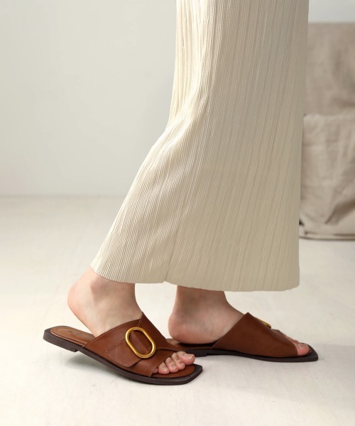 Bab（バブ）の「【WEB限定】オーバルバックルサンダル（サンダル・レディース・ブラック/ブラウン/ホワイト・SMALL/MEDIUM/LARGE）」の4枚目の写真
