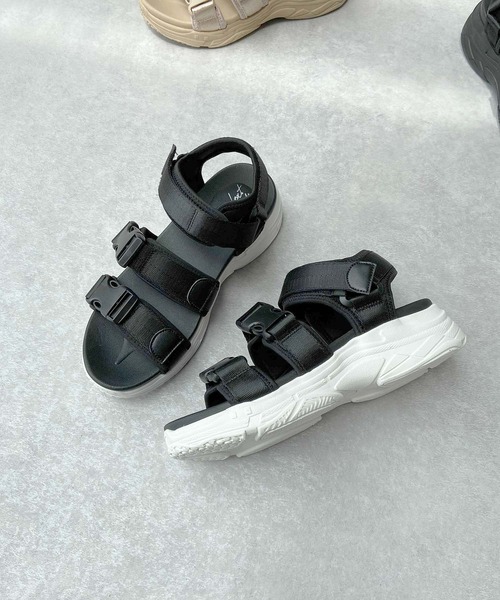 AS KNOW AS plus（アズノゥアズプラス）の「♪バックルって厚底スポサン（サンダル・レディース・ブラック/ベージュ/ブラック×ホワイト・M/L）」の2枚目の写真