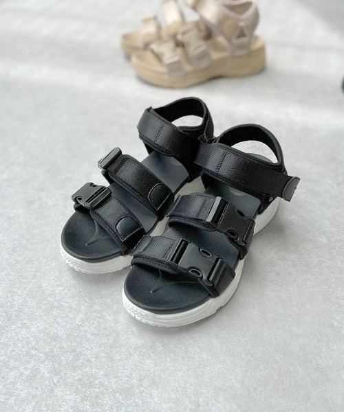 AS KNOW AS plus（アズノゥアズプラス）の「♪バックルって厚底スポサン（サンダル・レディース・ブラック/ベージュ/ブラック×ホワイト・M/L）」の6枚目の写真