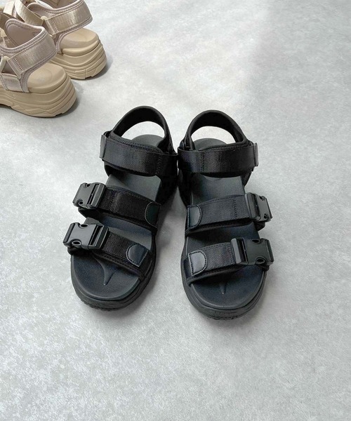 AS KNOW AS plus（アズノゥアズプラス）の「♪バックルって厚底スポサン（サンダル・レディース・ブラック/ベージュ/ブラック×ホワイト・M/L）」の4枚目の写真