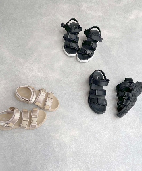 AS KNOW AS plus（アズノゥアズプラス）の「♪バックルって厚底スポサン（サンダル・レディース・ブラック/ベージュ/ブラック×ホワイト・M/L）」の5枚目の写真