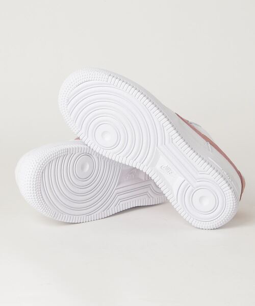 NIKE(ナイキ)の「NIKE ナイキ W AIR FORCE 1 '07 ESS エアフォース 1 '07 ESS WCZ0270 ABC限定*103WHT/RSTPNK(スニーカー・レディース・ホワイト・22.5cm/23.5cm/24.5cm/25.5cm/23.0cm/24.0cm/25.0cm/22.0cm)」の3枚目の写真