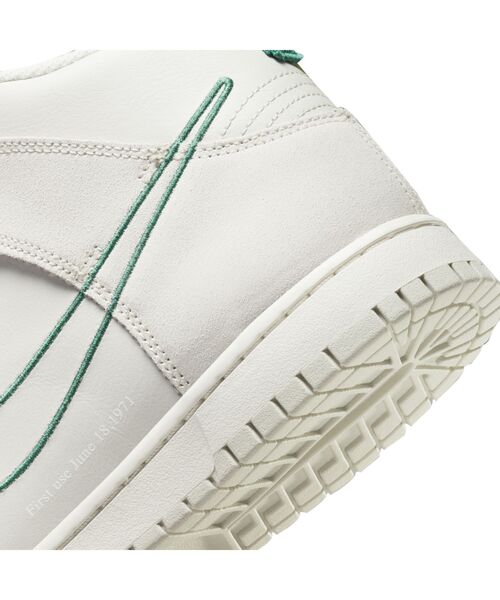 NIKE（ナイキ）の「ナイキ ダンク HIGH SE メンズシューズ / Nike Dunk High SE（スニーカー・メンズ・レッド/オフホワイト・26/28.5/24.5/29/27.5/25/30/25.5/27/28/26.5/24）」の9枚目の写真