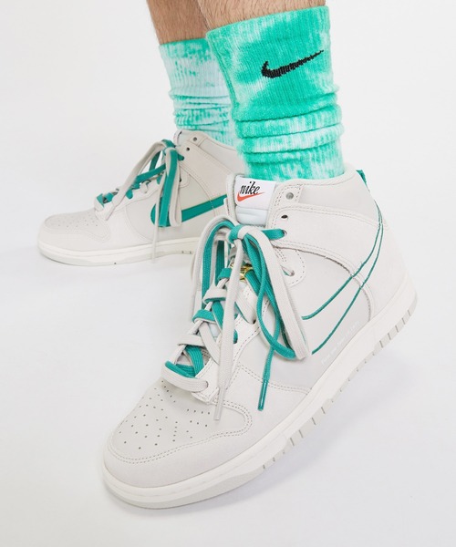 NIKE（ナイキ）の「ナイキ ダンク HIGH SE メンズシューズ / Nike Dunk High SE（スニーカー・メンズ・レッド/オフホワイト・26/28.5/24.5/29/27.5/25/30/25.5/27/28/26.5/24）」の2枚目の写真