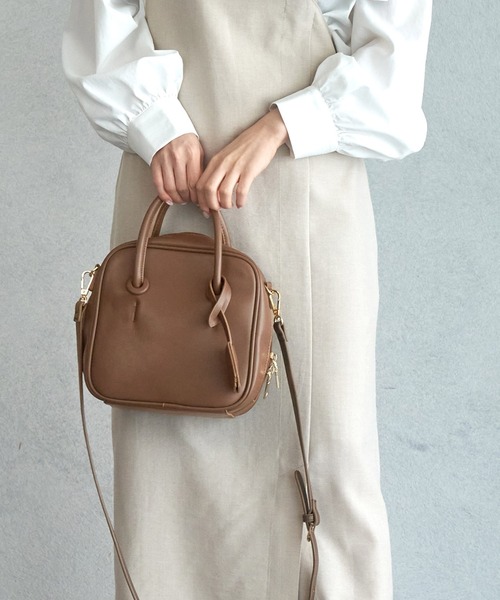 cache cache(カシュ カシュ)の「【WEB限定】【cache cache】カシュカシュ ボックス型ボストンバッグ(ショルダーバッグ・レディース・ブラック/ダークブラウン・FREE)」の1枚目の写真