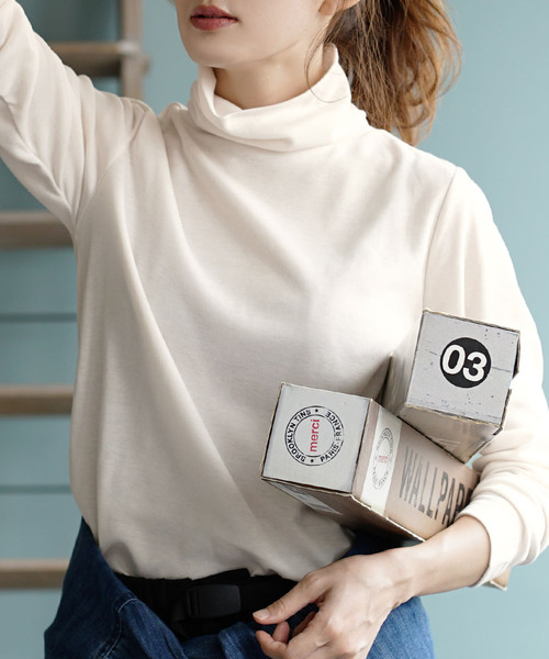 zootie（ズーティー）の「【着た瞬間あったかい】無地＆ボーダー 裏起毛タートルネックカットソー（Tシャツ/カットソー・レディース・チャコール/オレンジ/ブラック×グレー/アイボリー/ブラック/ライトベージュ/バーガンディー/ブラック×ホワイト/マスタード/杢グレー/ダークグリーン・L/M/LL）」の2枚目の写真