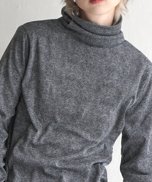 zootie（ズーティー）の「【着た瞬間あったかい】無地＆ボーダー 裏起毛タートルネックカットソー（Tシャツ/カットソー・レディース・チャコール/オレンジ/ブラック×グレー/アイボリー/ブラック/ライトベージュ/バーガンディー/ブラック×ホワイト/マスタード/杢グレー/ダークグリーン・L/M/LL）」の3枚目の写真