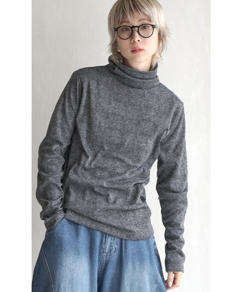 zootie（ズーティー）の「【着た瞬間あったかい】無地＆ボーダー 裏起毛タートルネックカットソー（Tシャツ/カットソー・レディース・チャコール/オレンジ/ブラック×グレー/アイボリー/ブラック/ライトベージュ/バーガンディー/ブラック×ホワイト/マスタード/杢グレー/ダークグリーン・L/M/LL）」の19枚目の写真