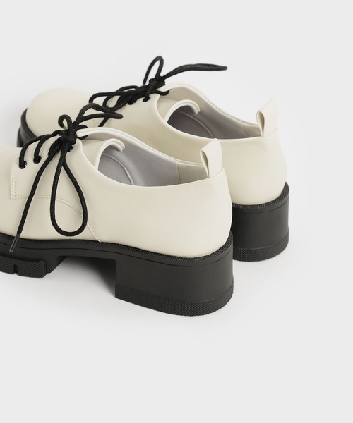 CHARLES & KEITH（チャールズ & キース）の「レースアップ チャンキーブローグ / Lace-Up Chunky Brogues（ドレスシューズ・レディース・ブラック/オフホワイト・22.5cm/23cm/23.5cm/24.5cm/25cm/25.5cm）」の4枚目の写真