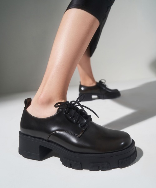 CHARLES & KEITH（チャールズ & キース）の「レースアップ チャンキーブローグ / Lace-Up Chunky Brogues（ドレスシューズ・レディース・ブラック/オフホワイト・22.5cm/23cm/23.5cm/24.5cm/25cm/25.5cm）」の16枚目の写真