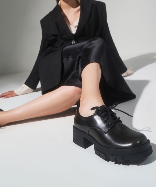 CHARLES & KEITH（チャールズ & キース）の「レースアップ チャンキーブローグ / Lace-Up Chunky Brogues（ドレスシューズ・レディース・ブラック/オフホワイト・22.5cm/23cm/23.5cm/24.5cm/25cm/25.5cm）」の14枚目の写真
