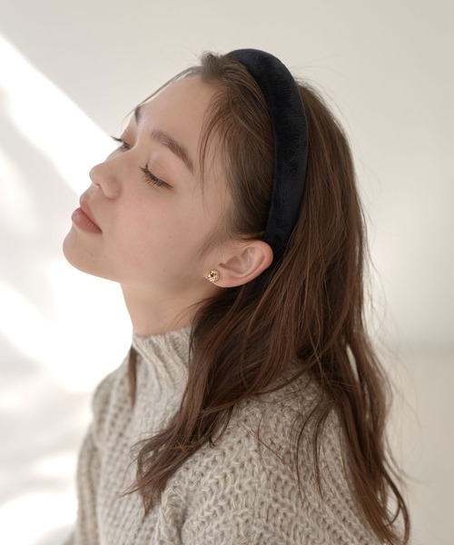 earth music&ecology(アースミュージックアンドエコロジー)の「べロアボリュームカチューシャ *(カチューシャ・レディース・ブラック/ブラウン・FREE)」の2枚目の写真