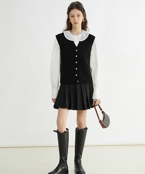 Fano Studios(ファノ ストゥディオズ)の「【Fano Studios】Small gold button V-neck vest FC22S015(ベスト・レディース・ブラック・M/S/L)」の2枚目の写真