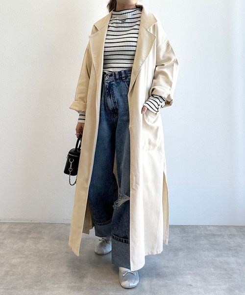 w closet（ダブルクローゼット）の「ベルト付きガウンコート（トレンチコート・レディース・グレイッシュベージュ/ライトベージュ・FREE）」の2枚目の写真