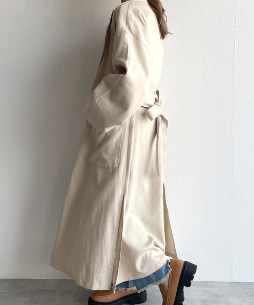 w closet（ダブルクローゼット）の「ベルト付きガウンコート（トレンチコート・レディース・グレイッシュベージュ/ライトベージュ・FREE）」の6枚目の写真