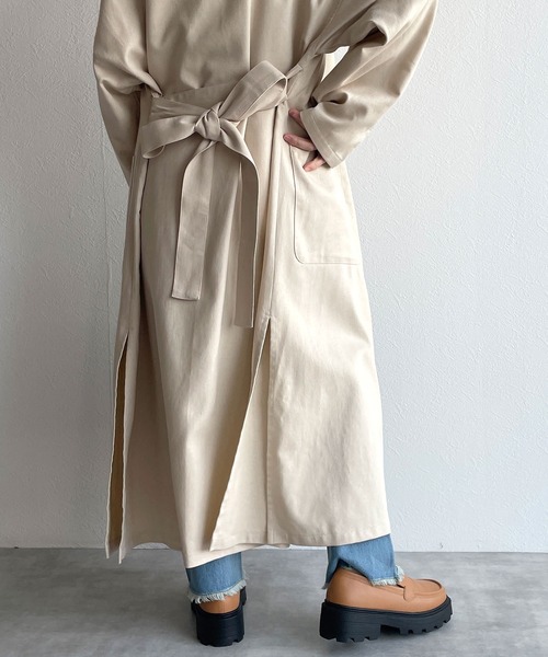 w closet（ダブルクローゼット）の「ベルト付きガウンコート（トレンチコート・レディース・グレイッシュベージュ/ライトベージュ・FREE）」の15枚目の写真