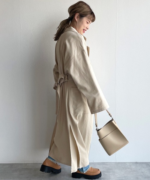 w closet（ダブルクローゼット）の「ベルト付きガウンコート（トレンチコート・レディース・グレイッシュベージュ/ライトベージュ・FREE）」の12枚目の写真