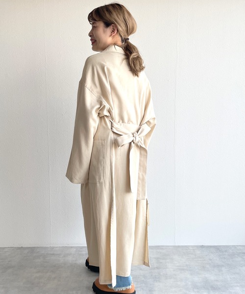 w closet（ダブルクローゼット）の「ベルト付きガウンコート（トレンチコート・レディース・グレイッシュベージュ/ライトベージュ・FREE）」の21枚目の写真
