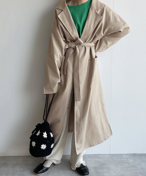 w closet（ダブルクローゼット）の「ベルト付きガウンコート（トレンチコート・レディース・グレイッシュベージュ/ライトベージュ・FREE）」の4枚目の写真
