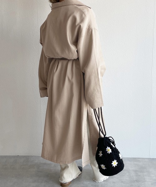 w closet（ダブルクローゼット）の「ベルト付きガウンコート（トレンチコート・レディース・グレイッシュベージュ/ライトベージュ・FREE）」の16枚目の写真