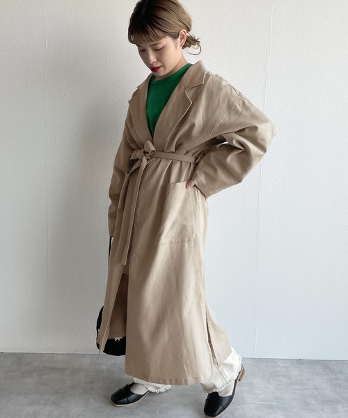 w closet（ダブルクローゼット）の「ベルト付きガウンコート（トレンチコート・レディース・グレイッシュベージュ/ライトベージュ・FREE）」の13枚目の写真