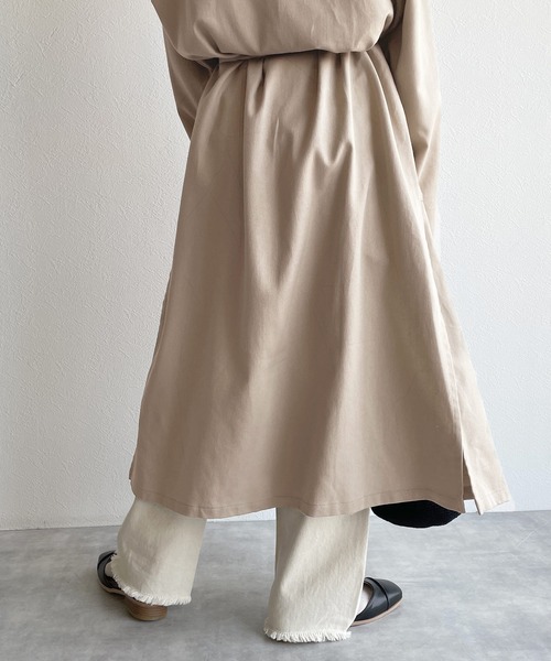 w closet（ダブルクローゼット）の「ベルト付きガウンコート（トレンチコート・レディース・グレイッシュベージュ/ライトベージュ・FREE）」の8枚目の写真