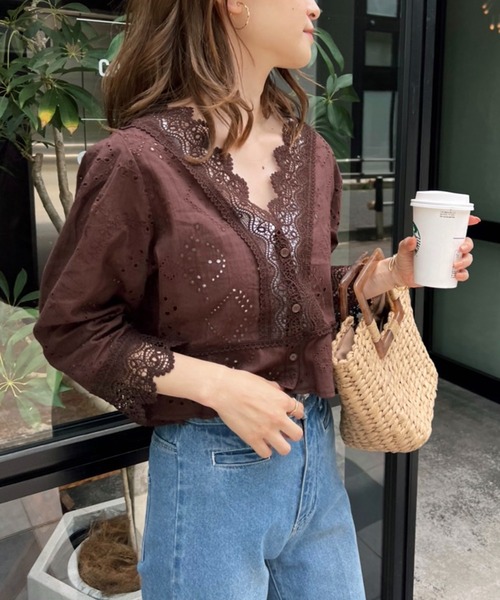 one after another NICE CLAUP（ワンアフターアナザーナイスクラップ）の「コットンレース羽織ブラウス（シャツ/ブラウス・レディース・オフホワイト/ブラウン/ミント・FREE）」の2枚目の写真