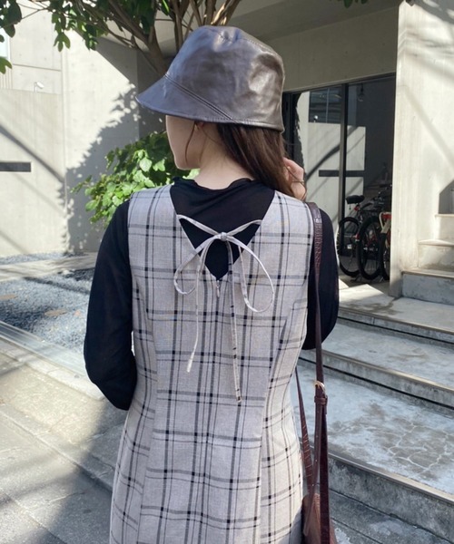 one after another NICE CLAUP（ワンアフターアナザーナイスクラップ）の「【ZOZO限定】インナーによって印象が変わる。Vネックマーメイドワンピース（ジャンパースカート・レディース・ブラック/ベージュ/チェック・FREE）」の13枚目の写真