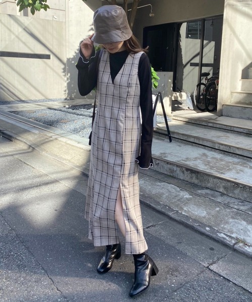 one after another NICE CLAUP（ワンアフターアナザーナイスクラップ）の「【ZOZO限定】インナーによって印象が変わる。Vネックマーメイドワンピース（ジャンパースカート・レディース・ブラック/ベージュ/チェック・FREE）」の14枚目の写真