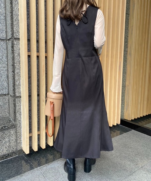 one after another NICE CLAUP（ワンアフターアナザーナイスクラップ）の「【ZOZO限定】インナーによって印象が変わる。Vネックマーメイドワンピース（ジャンパースカート・レディース・ブラック/ベージュ/チェック・FREE）」の16枚目の写真